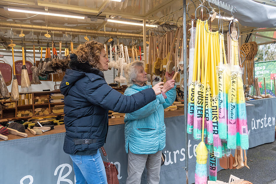 Händler präsentieren zum Auftakt des Pferdemarkts ihre Waren entlang der Neckarhalde. Händler präsentieren zum Auftakt des Pferdemarkts ihre Waren entlang der Neckarhalde.