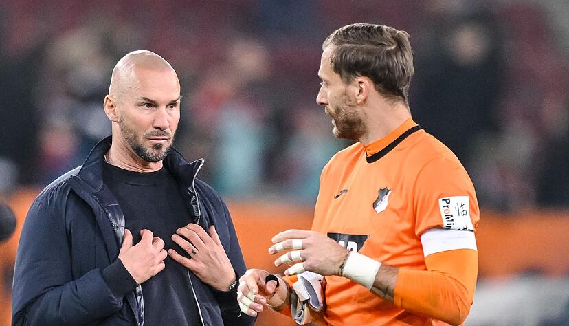 Hoffenheim-Trainer Christian Ilzer sprich mit Torh&uuml;ter Oliver Baumann.
