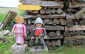 Das Grundstück von Familie Planck kann man dank zweier großer Playmobilfiguren eigentlich gar nicht verfehlen. Das Grundstück von Familie Planck kann man dank zweier großer Playmobilfiguren eigentlich gar nicht verfehlen.