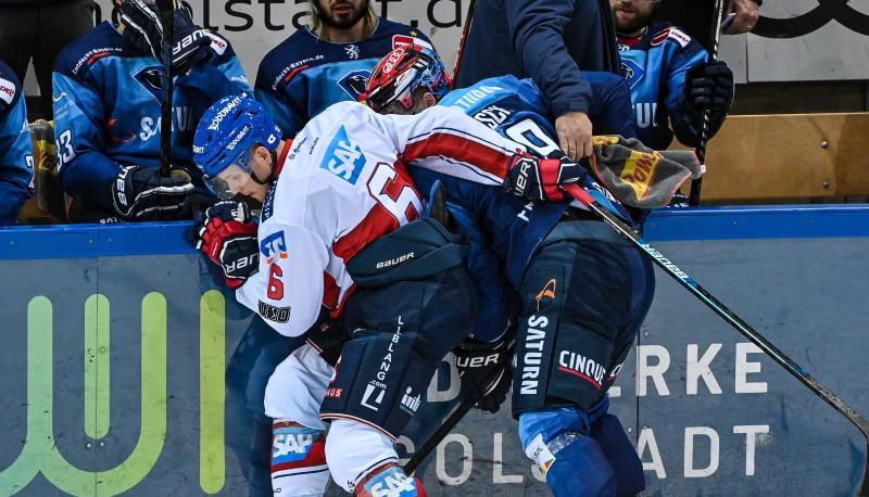 Joonas Lehtivuori (l) setzte sich mit den Adler Mannheim gegen Hans Detsch und den&nbsp;ERC Ingolstadt durch.