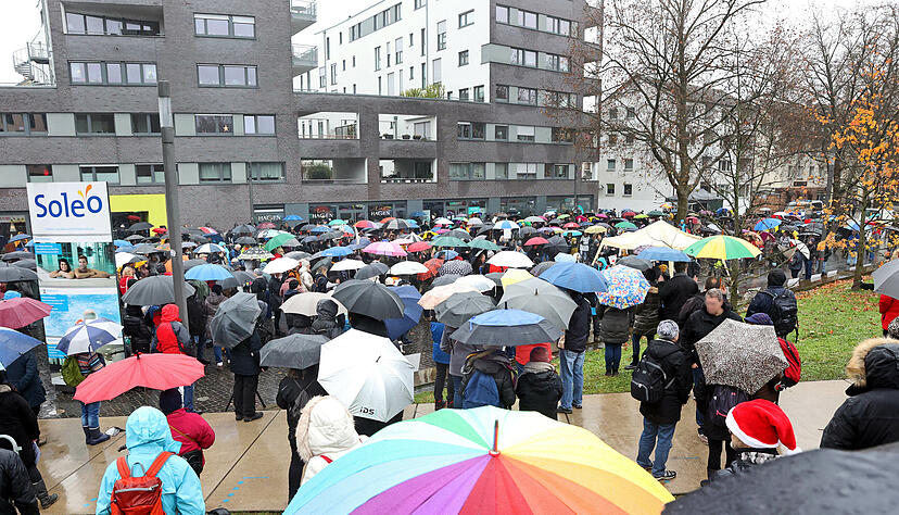 Am Heilbronner Bollwerksturm versammelten sich am Samstag Demonstranten zum Protest gegen eine mögliche Impfpflicht. Foto: Ralf Seidel