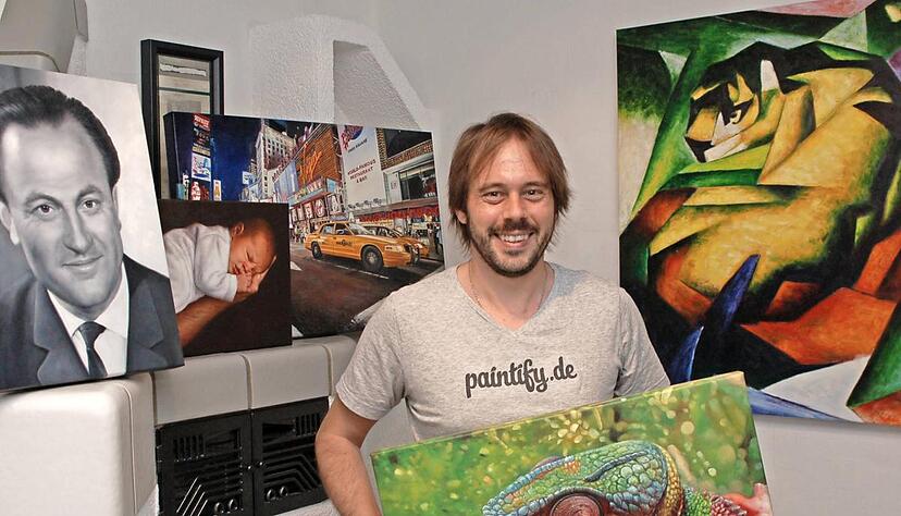 Der Paintify-Gründer Mirco Rössler hier mit einer Auswahl dessen, was in Öl alles möglich ist. Das Unternehmen ist ein Online-Atelier. Foto: Stefanie Pfäffle
