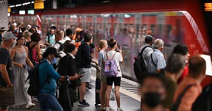 Eine deutliche Mehrheit der Bevölkerung will einer neuen Umfrage zufolge auch nach dem Ende des 9-Euro-Tickets ein dauerhaft günstiges Angebot im öffentlichen Nahverkehr. Eine deutliche Mehrheit der Bevölkerung will einer neuen Umfrage zufolge auch nach dem Ende des 9-Euro-Tickets ein dauerhaft günstiges Angebot im öffentlichen Nahverkehr.