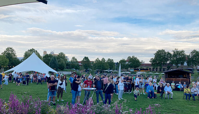Erlebnis in der neuen gr&uuml;nen Lunge der Stadt Eppingen: Besucher genie&szlig;en im Weiherpark ein Abendkonzert. F&uuml;r Verpflegung sorgten regionale Gastronomen.