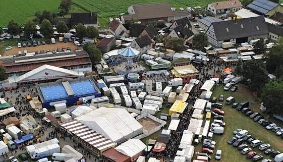 Rund um den Veranstaltungsort wird alles zum Parkplatz, was m&ouml;glich ist.