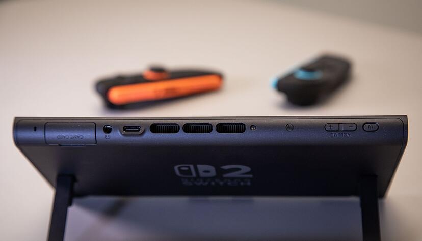 Ein mehr als praktisches Detail: In der Switch 2 verbirgt sich ein ausklappbarer Ständer.