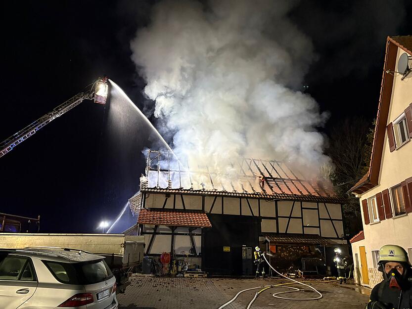 Die Feuerwehr Pfedelbach war in der Nacht in Baierbach bei einem Scheunenbrand im Einsatz.