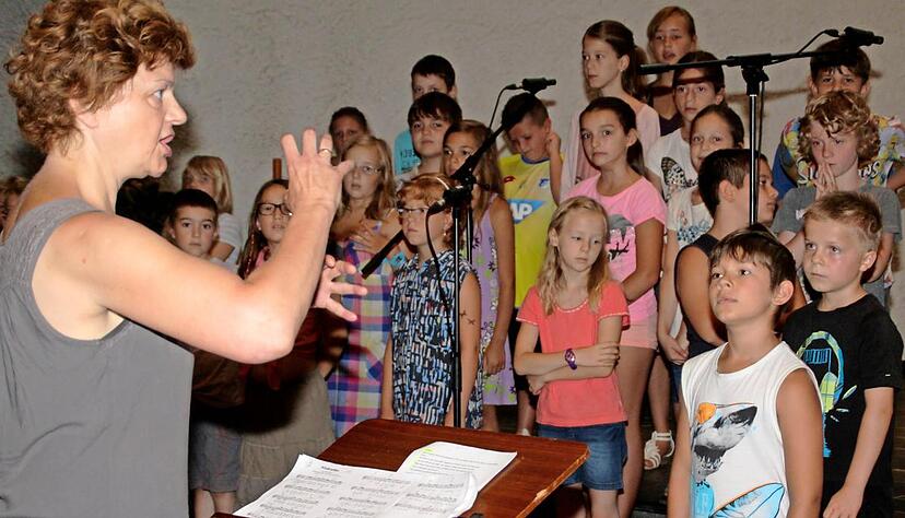 Religionslehrerin Angela Weinreich übt mit den Neubergschülern den Titelsong zum Musical "Joseph" ein.Foto: Ute Plückthun Religionslehrerin Angela Weinreich übt mit den Neubergschülern den Titelsong zum Musical "Joseph" ein.Foto: Ute Plückthun