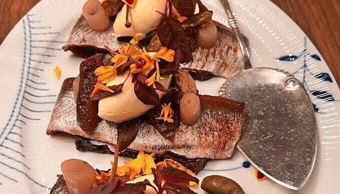 Der Brunsviger mit viel Zucker und Butter mag optisch kein Highlight sein, geschmacklich dafür doppelt. In jeglicher Hinsicht toll: das Smørrebrød, belegtes Brot und traditionelles dänisches Mittagessen.
