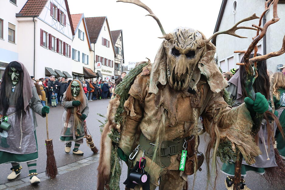 Farbenfrohe Kost&uuml;me unterstreichen den besonderen Charakter des Festes.