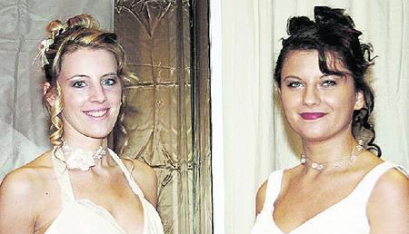 Cathrin Kämpf (links) und Suzana Fajdetic sind Models beim Hochzeitsspektakel in der Öhringer Kultura. (Foto: Oliver Färber)