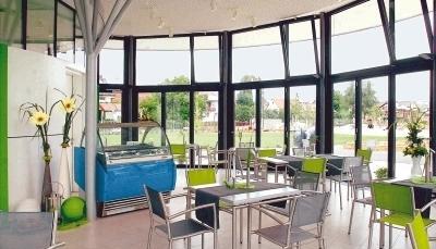 Alles ist f&uuml;r die Er&ouml;ffnung vorbereitet: Die neuen P&auml;chter haben das Sommercaf&eacute; mit herrlicher Aussicht auf den B&uuml;rgerpark h&uuml;bsch dekoriert.Fotos: Ulrike Kugler