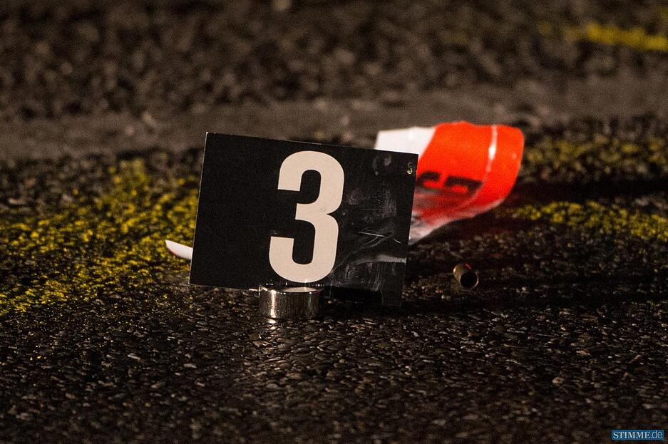 Eine Spur ist am 11.03.2015 in der Innenstadt von Stuttgart (Baden-Württemberg) nach dem Einsatz eines Spezialkommandos der Polizei gegen zwei Kriminelle auf der Straße markiert. Bei dem Einsatz ist ein Beamter von den Männern überfahren worden. Nach Polizeiangaben ist der Beamte schwer verletzt, womöglich auch lebensgefährlich. Auch die beiden Kriminellen lägen mit Schussverletzungen im Krankenhaus.