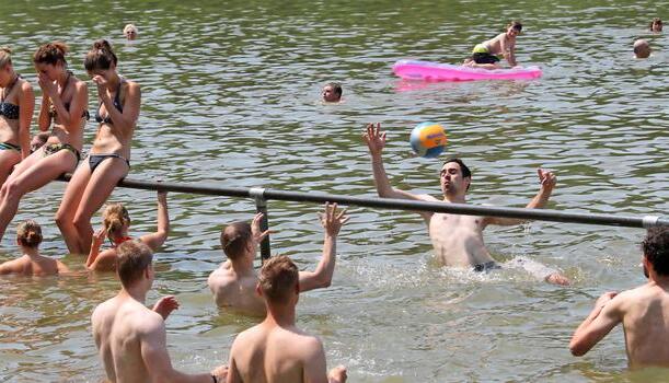 Alle Schattenpl&auml;tze am Neum&uuml;hlsee bei Waldenburg waren am Wochenende belegt. Und im Wasser war sehr viel los. Vor allem am Uferbereich k&uuml;hlten sich die G&auml;ste ab.