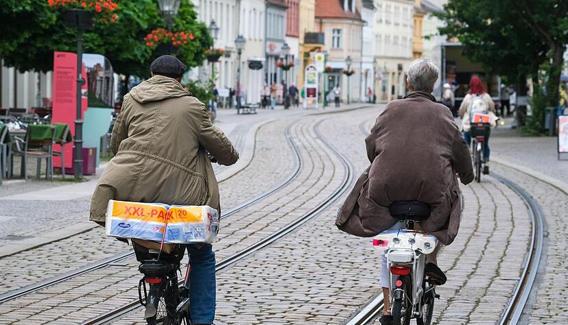 Straßenbahnschienen können für Räder ein tückisches Hindernis sein. (Archivbild)