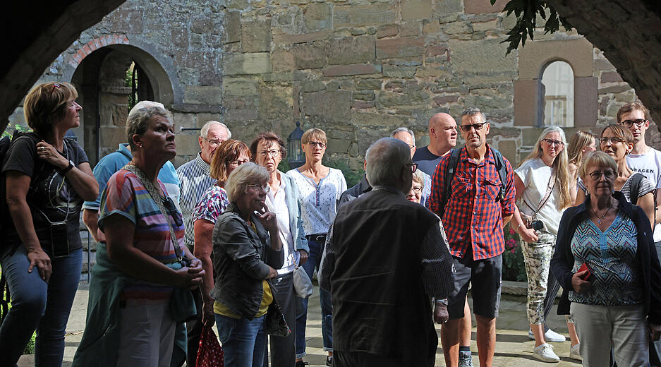 Friedrich Eisenmann, Untergruppenbacher Ortshistoriker, f&uuml;hrt die Teilnehmer des Lesersommers in der Burg Stettenfels treppauf und treppab &ndash; und zeigt R&auml;ume und Ecken, die viele bisher noch nicht kannten.
