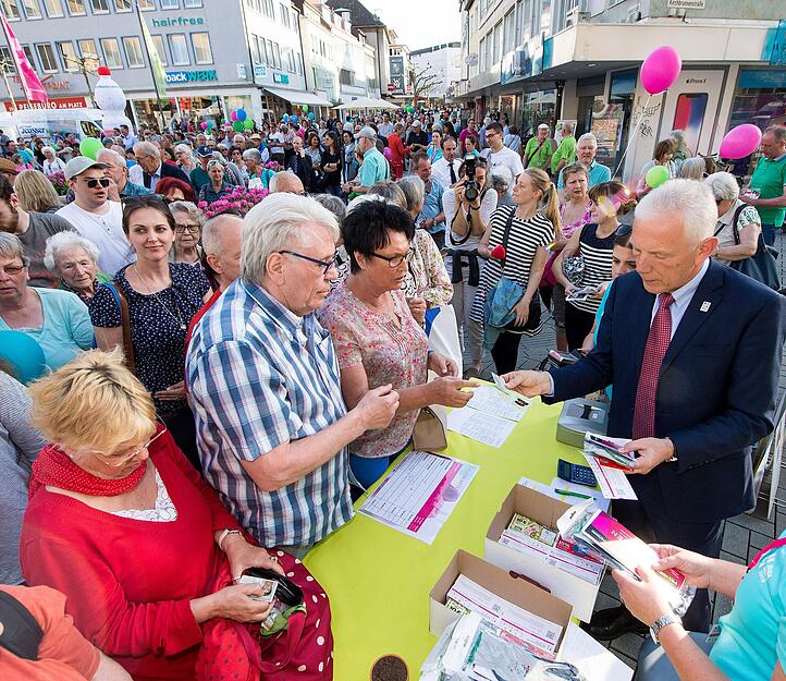 April: Buntes Fest in Heilbronn zum Start des Dauerkarten-Vorverkaufs für die Bundesgartenschau 2019. Oberbürgermeister Harry Mergel ist Dauerkarten-Verkäufer. Die Schlange der Interessierten reicht bis in die Fleiner Straße in Richtung Galeria Kaufhof.