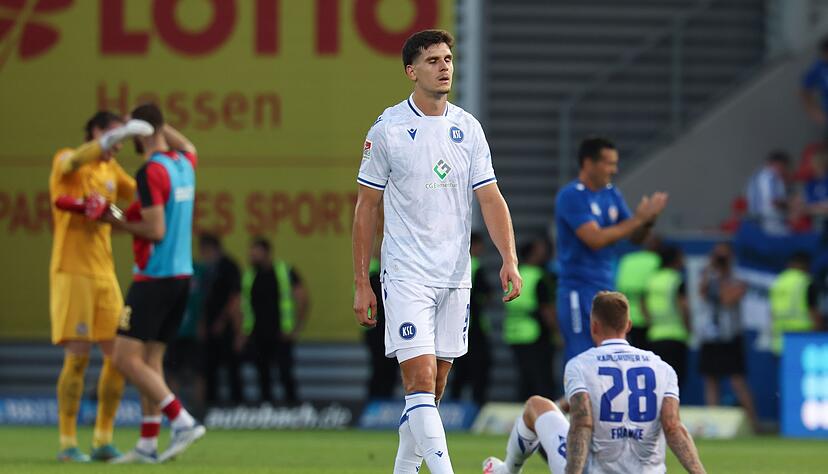 Neuzugang vom Karlsruher SC Igor Matanovic ist nach dem Schlusspfiff unzufrieden.
