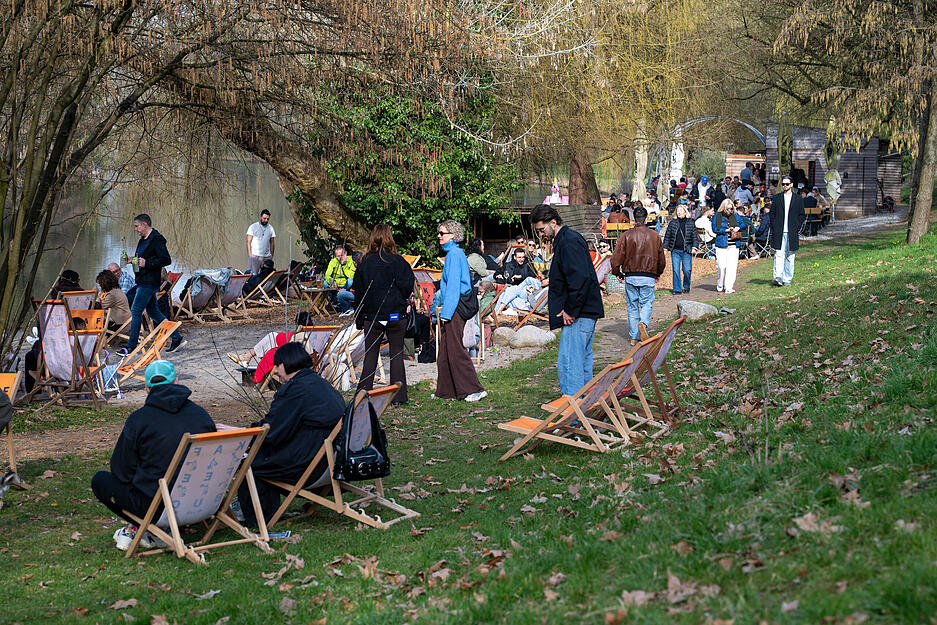 Reges Treiben am Neckar. Die Leute genießen das Frühlingswetter am Sonntag. Reges Treiben am Neckar. Die Leute genießen das Frühlingswetter am Sonntag.