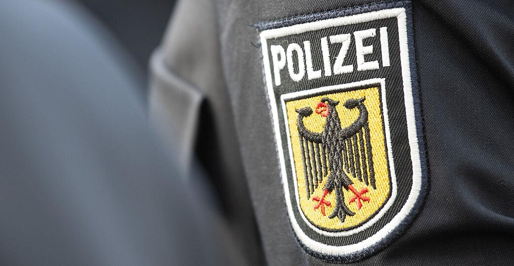 Die Bundespolizei ermittelt unter anderem wegen des Verdachts der Körperverletzung, nachdem Fans des VfB Stuttgart und des FC Bayern München am Samstag in Esslingen aufeinander getroffen sind.