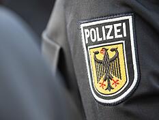 Die Bundespolizei ermittelt unter anderem wegen des Verdachts der Körperverletzung, nachdem Fans des VfB Stuttgart und des FC Bayern München am Samstag in Esslingen aufeinander getroffen sind.