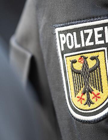 Die Bundespolizei ermittelt unter anderem wegen des Verdachts der Körperverletzung, nachdem Fans des VfB Stuttgart und des FC Bayern München am Samstag in Esslingen aufeinander getroffen sind.