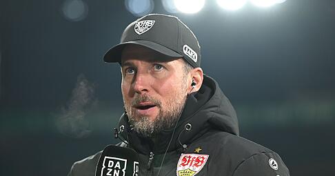 Trainer Sebastian Hoene&szlig; vom VfB Stuttgart wei&szlig;, dass sein  Team einen Vollgas-Start ins Jahr 2026 vor sich hat.