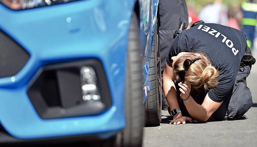 Die Tunerszene trifft sich gern auch auf angemeldeten Schau-Veranstaltungen. Deren Autos halten nach Angaben der Polizei meist die Normen ein.
Foto: dpa Die Tunerszene trifft sich gern auch auf angemeldeten Schau-Veranstaltungen. Deren Autos halten nach Angaben der Polizei meist die Normen ein.
Foto: dpa
