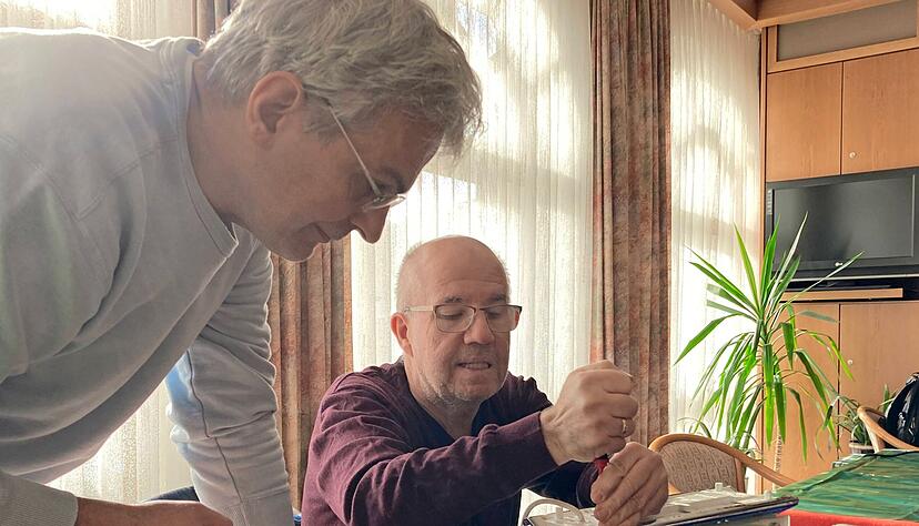 Jürgen Friedrich (links) und Michael Walter stoßen bei einem Toaster aus britischer Herstellung an ihre Grenzen. Für die Schrauben haben sie nicht den passenden Schlüssel. Jürgen Friedrich (links) und Michael Walter stoßen bei einem Toaster aus britischer Herstellung an ihre Grenzen. Für die Schrauben haben sie nicht den passenden Schlüssel.