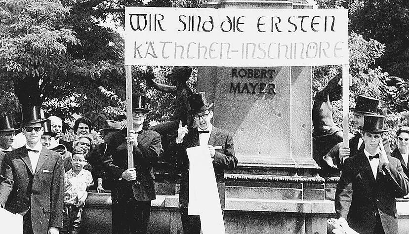 Ein Erinnerungsfoto aus alten Zeiten: Damals war es Brauch, nach dem Abschluss des Studiums mit Zylinder und Anzug durch die Stadt zu ziehen.Foto: Archiv Ein Erinnerungsfoto aus alten Zeiten: Damals war es Brauch, nach dem Abschluss des Studiums mit Zylinder und Anzug durch die Stadt zu ziehen.Foto: Archiv