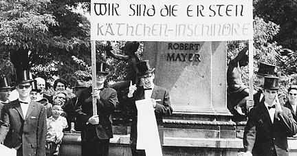 Ein Erinnerungsfoto aus alten Zeiten: Damals war es Brauch, nach seinem Studiumabschluss mit Zylinder und Anzug durch die Stadt zu ziehen.