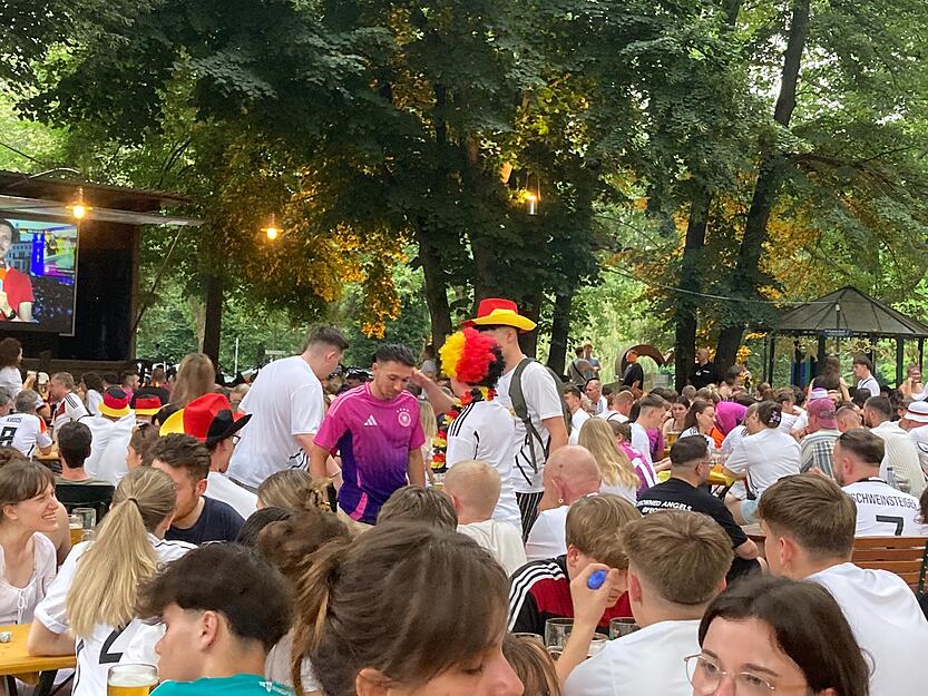 Zahlreiche Fans der DFB-Elf verfolgten am Samstagabend das EM-Achtelfinale im Food Court.