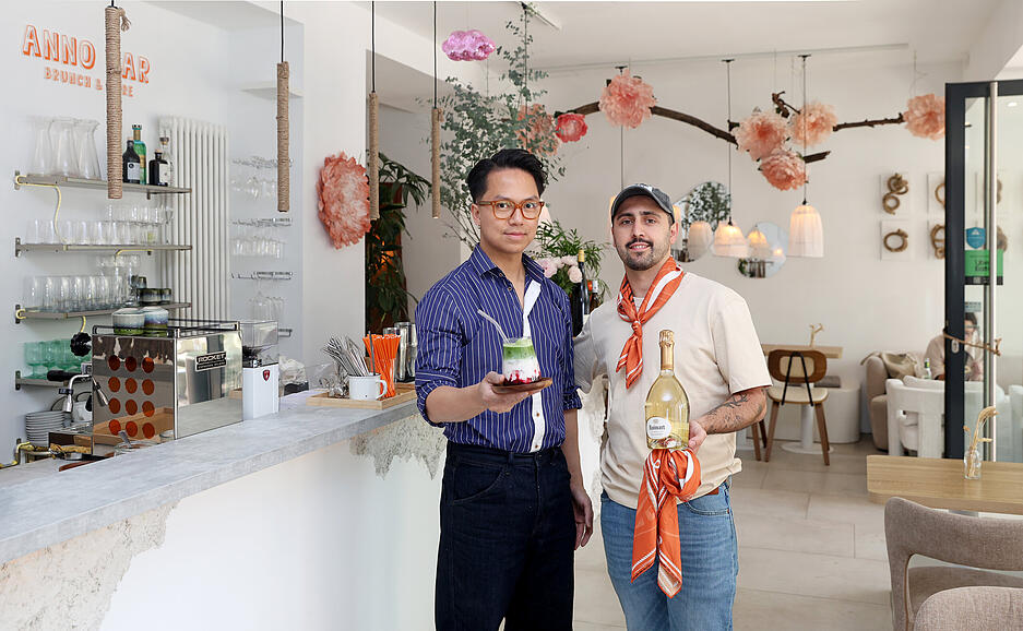 Mai: Anno-Chef Entuan Nguyen (links) mit Mitarbeiter Puchianu Razvan begr&uuml;&szlig;en im neuen Restaurant in der Heilbronner Lohtorstra&szlig;e ihre G&auml;ste.