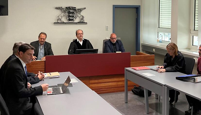 Auch J&uuml;rgen Fischer (rechts) klagt auf Wiedereinstellung, der Vertrauensmann der IG Metall wartet noch auf das Urteil in seinem Fall.