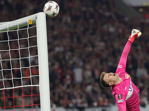 Alexander N&uuml;bel: Wieder ein Fehlpass beim Rausspielen von Hinten, der zum Gegentreffer f&uuml;hrt. Vor der Pause nochmal im Gl&uuml;ck, als er wieder lange wartete und den Gegner anschoss. Eine Parade hatte er im ersten Durchgang vorzuweisen, ansonsten strahlte der Schlussmann zun&auml;chst keine Sicherheit aus. Note: 5