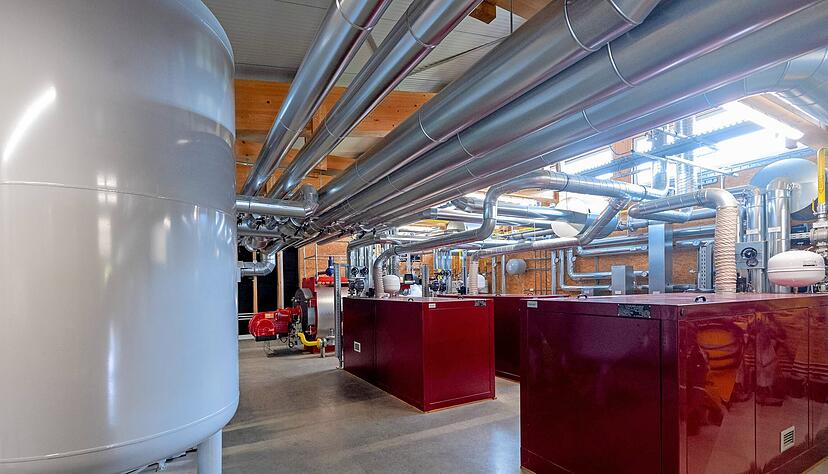 Die Heizzentrale ist das Herzst&uuml;ck des Nahw&auml;rmenetzes. Gekl&auml;rtes Abwasser der Gemeinschaftskl&auml;ranlage Schozachtal wird hier zur W&auml;rmeerzeugung genutzt.