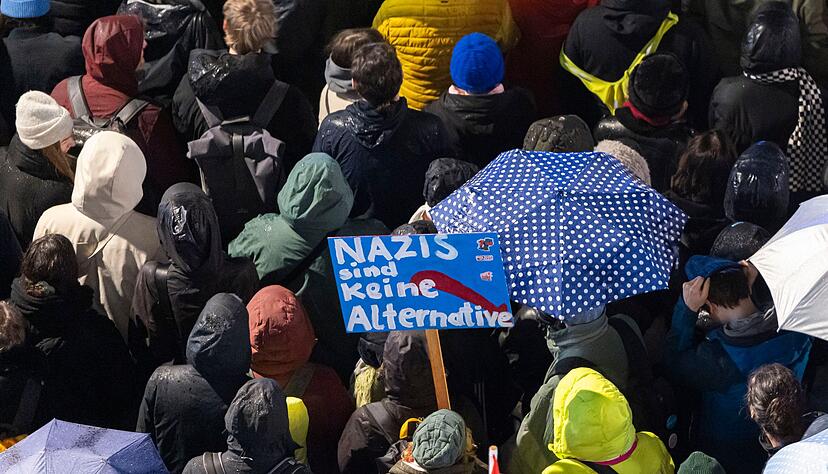 Auch in Hannover gehen Menschen auf die Straße. Auch in Hannover gehen Menschen auf die Straße.