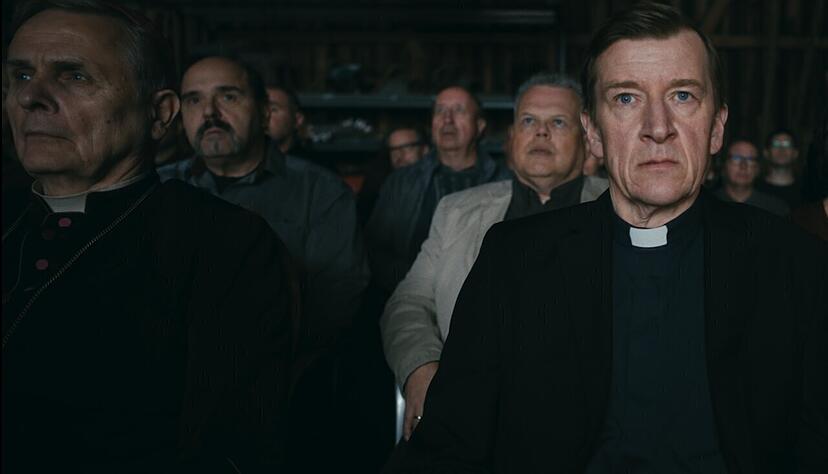 Geschockte Gottesmänner: Pater Oskar Iversen (Jens Albinus, rechts) und der Erzbischof (Andreas von Studnitz, links) können ihren Augen kaum trauen, als eine Inszenierung der Passion Christi zum blasphemischen Rave ausartet.