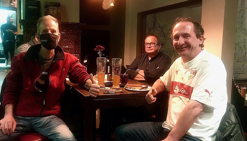 Genießen den vorerst letzten Bundesliga-Abend im Backstüble: Klaus Kürner (v.l.), Michael Blaser und Matthias Friedrich. Genießen den vorerst letzten Bundesliga-Abend im Backstüble: Klaus Kürner (v.l.), Michael Blaser und Matthias Friedrich.