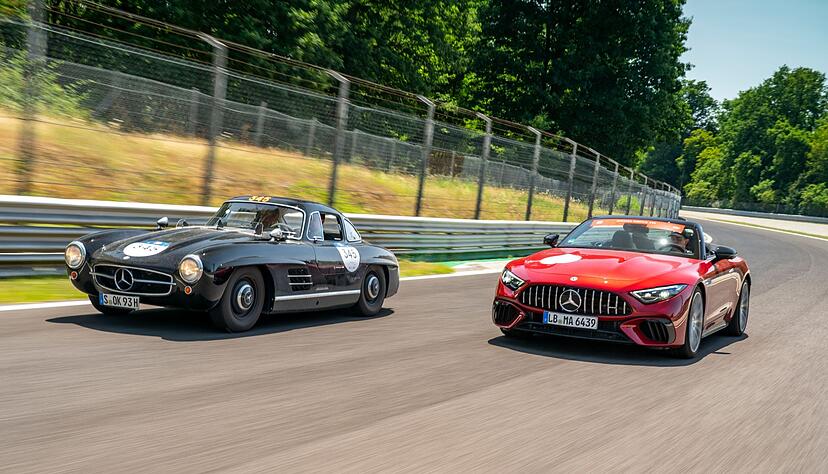 Treffen der Generationen: Die SL-Baureihe hat Mercedes immer noch im Programm - der legendäre Urahn ist das 300 SL Coupé mit Flügeltüren (l).
