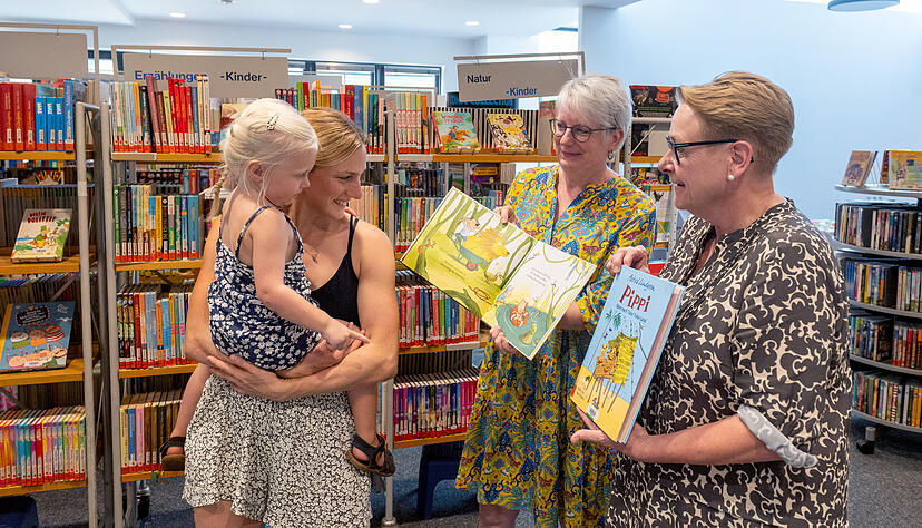 Den Besuchern gefallen sie: Nicht nur die Bücher, die Susanne Martin (rechts) - nach 24 Jahren Leitung geht sie  im Oktober in Ruhestand - und ihre Nachfolgerin Anja Grotzer-Sauer zeigen, sondern die neuen, hellen Räumlichkeiten nach dem Umzug der Ortsbücherei in die Erlachstraße.