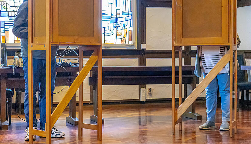 Abstimmen im Lauffener Wahllokal in der Rathausburg: In der Stadt am Neckar haben die Bürgerinnen und Bürger überwiegend CDU und AfD gewählt.
Foto: Lina Bihr Abstimmen im Lauffener Wahllokal in der Rathausburg: In der Stadt am Neckar haben die Bürgerinnen und Bürger überwiegend CDU und AfD gewählt.
Foto: Lina Bihr