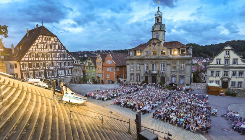 2019: „Jedermann“ mit seinem zerborstenen Flugzeug als Bühnenbild – Inszenierung von Intendant Christian Doll 2019: „Jedermann“ mit seinem zerborstenen Flugzeug als Bühnenbild – Inszenierung von Intendant Christian Doll