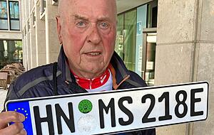 Manfred Scholl mit entwerteten Kennzeichen, aber ohne Auto-Abmeldung.