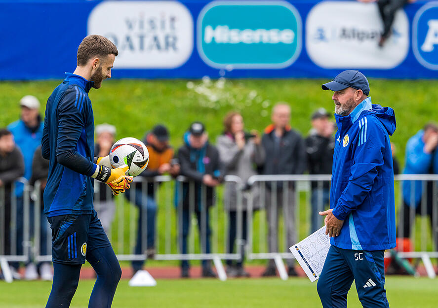 Schotten-Torwart Angus Gunn (l) und Nationaltrainer Steve Clarke im Training.