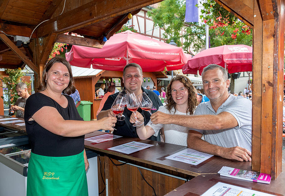 Samstagabend auf dem Erlenbacher Weinfest.