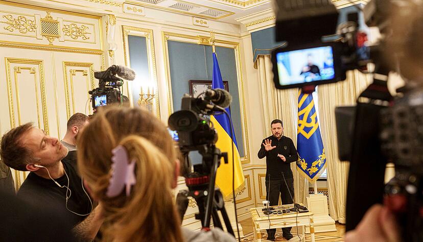 Viel wurde über ein zukünftiges Rohstoff-Abkommen zwischen den USA und der Ukraine spekuliert, doch geht es Selenskyj zufolge erst einmal nur um ein Rahmenabkommen. Viel wurde über ein zukünftiges Rohstoff-Abkommen zwischen den USA und der Ukraine spekuliert, doch geht es Selenskyj zufolge erst einmal nur um ein Rahmenabkommen.