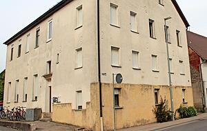 In diesem Gebäude in der Sinsheimer Straße 18 eröffnete Bernhard Hochherr 1898 eine seiner ersten Zigarrenfabriken. Durch ihn fanden rund 100 Menschen am Ort Beschäftigung. Heute ist das Haus das Asylbewerberwohnheim.
Fotos: Gabi Muth