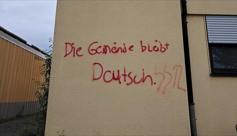 Der oder die Täter hat an 13 Gebäuden rechtsradikale Parolen und Schriftzeichen hinterlassen. Der oder die Täter hat an 13 Gebäuden rechtsradikale Parolen und Schriftzeichen hinterlassen.