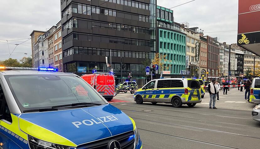 Die Polizei ist zu einem größeren Einsatz ausgerückt. Die Polizei ist zu einem größeren Einsatz ausgerückt.